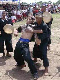 Seni Gesrek : Seni Bubuang Pati (mempertaruhkan nyawa) khas Garut