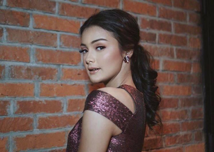 10 Inspirasi Make-up Natural Amanda Rawles Ini Bikin Kamu Cantik Sesuai Umur