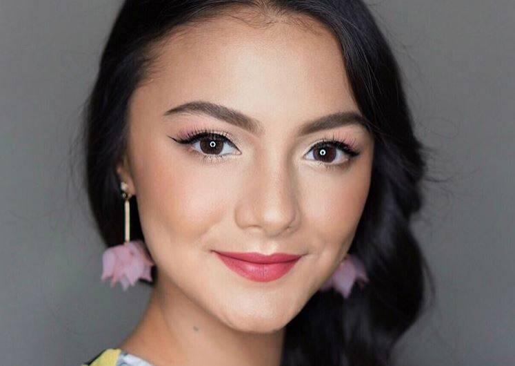 10 Inspirasi Make-up Natural Amanda Rawles Ini Bikin Kamu Cantik Sesuai Umur