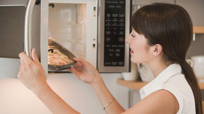 10 Hal Ini Tak Boleh Dimasukkan ke Dalam Microwave, Berbahaya!