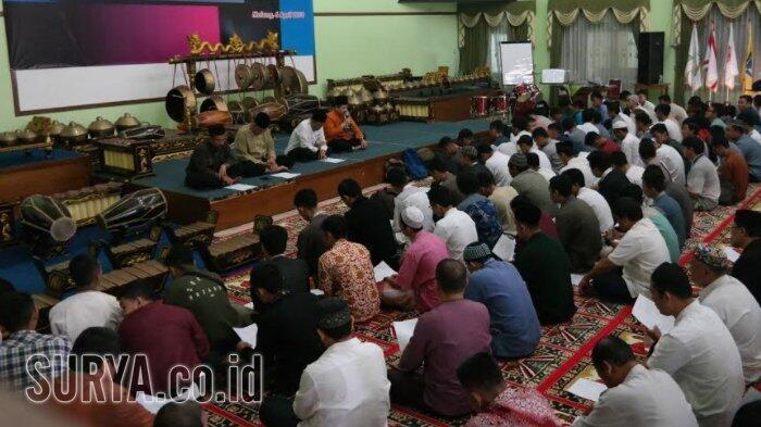Siswa SMAN 2 Malang Istighosah Dua Hari Usai Lengserkan Kepsek Dwi Retno