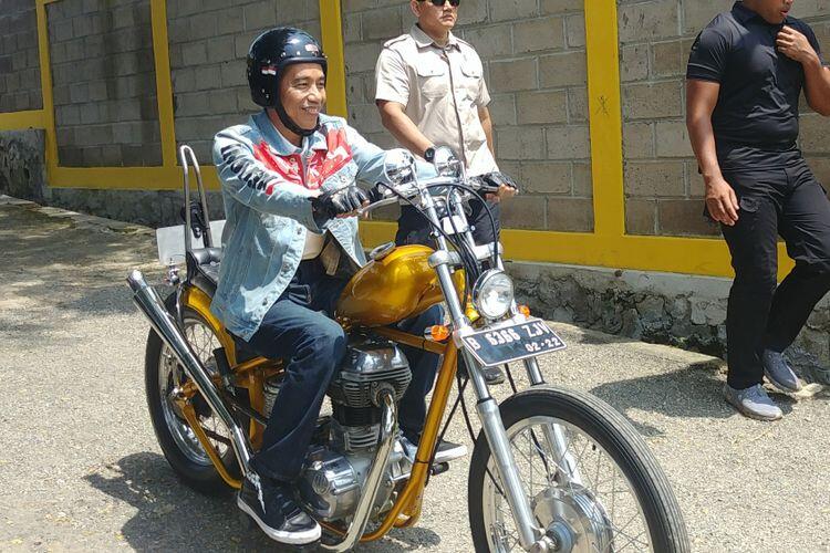 Pakai Jaket Jins &quot;Indonesia&quot; Jokowi Geber Chopper Di Sukabumi