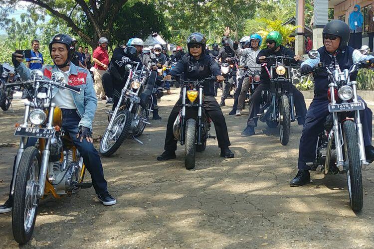 Pakai Jaket Jins &quot;Indonesia&quot; Jokowi Geber Chopper Di Sukabumi