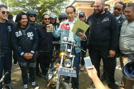 Pakai Jaket Jins &quot;Indonesia&quot; Jokowi Geber Chopper Di Sukabumi