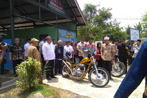 Pakai Jaket Jins &quot;Indonesia&quot; Jokowi Geber Chopper Di Sukabumi