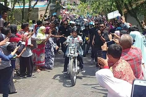 Pakai Jaket Jins &quot;Indonesia&quot; Jokowi Geber Chopper Di Sukabumi