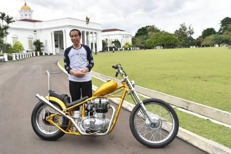 Pakai Jaket Jins &quot;Indonesia&quot; Jokowi Geber Chopper Di Sukabumi