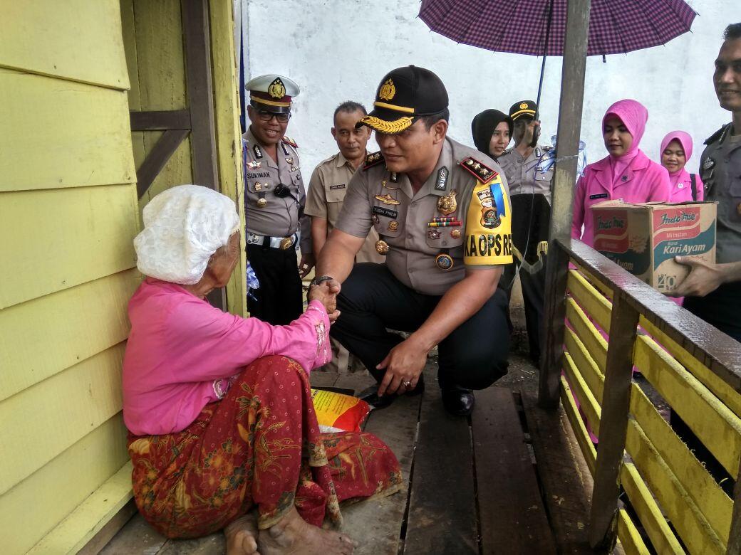 Senyum Bahagia Nek Tino dapat Bedah Rumah dan Sembako dari Kapolres Banyuasin