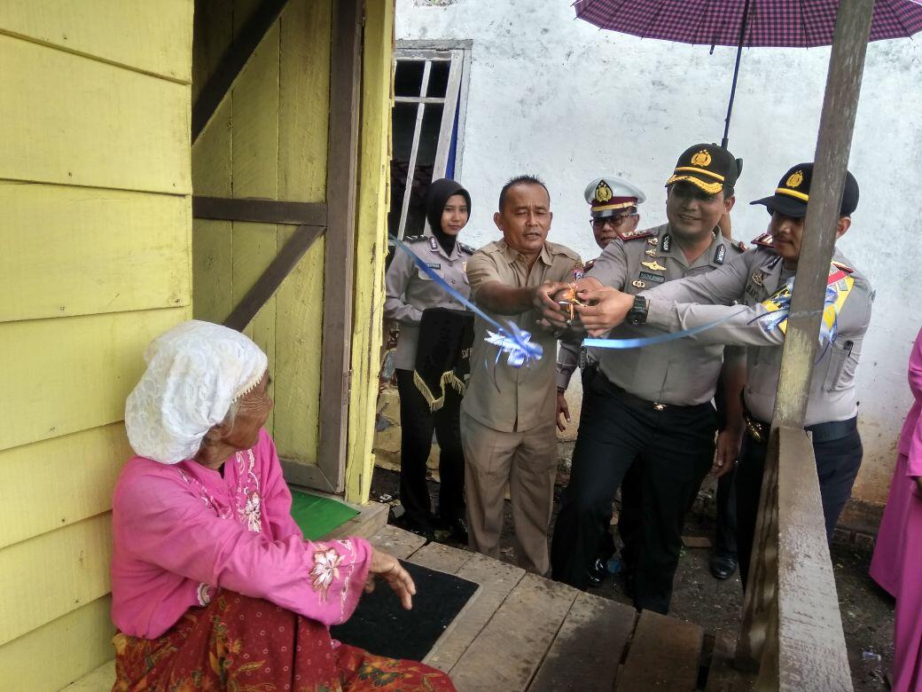 Senyum Bahagia Nek Tino dapat Bedah Rumah dan Sembako dari Kapolres Banyuasin