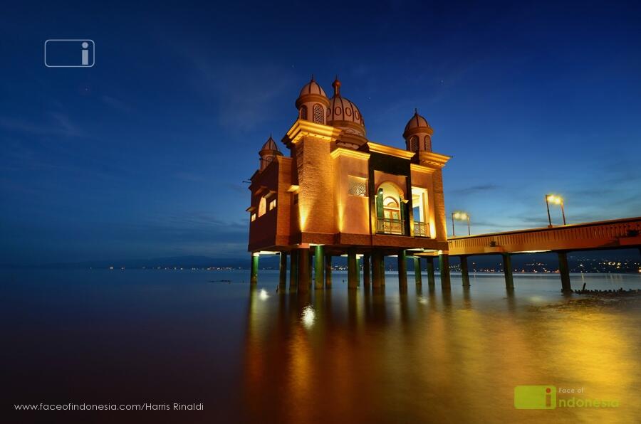 Unik, Ternyata ada Loh Masjid Terapung di Indonesia
