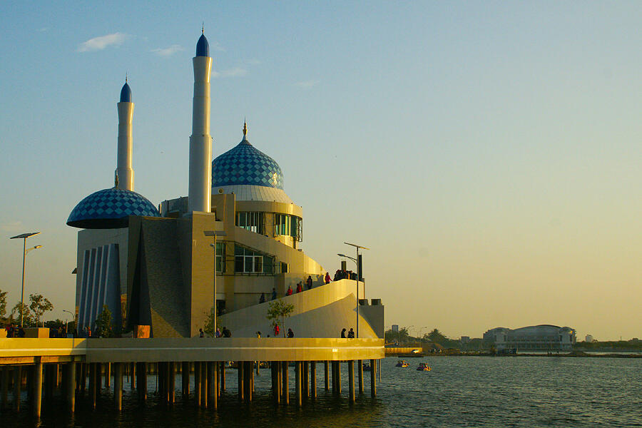 Unik, Ternyata ada Loh Masjid Terapung di Indonesia