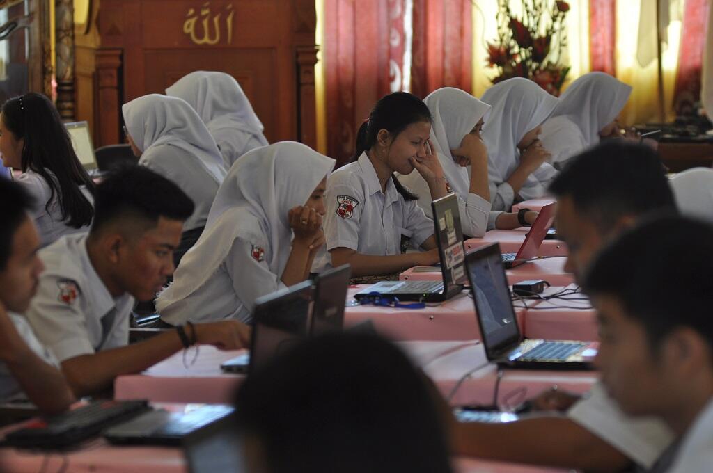 Siswa di Palu 'Kuras Otak' Jawab Soal UNBK