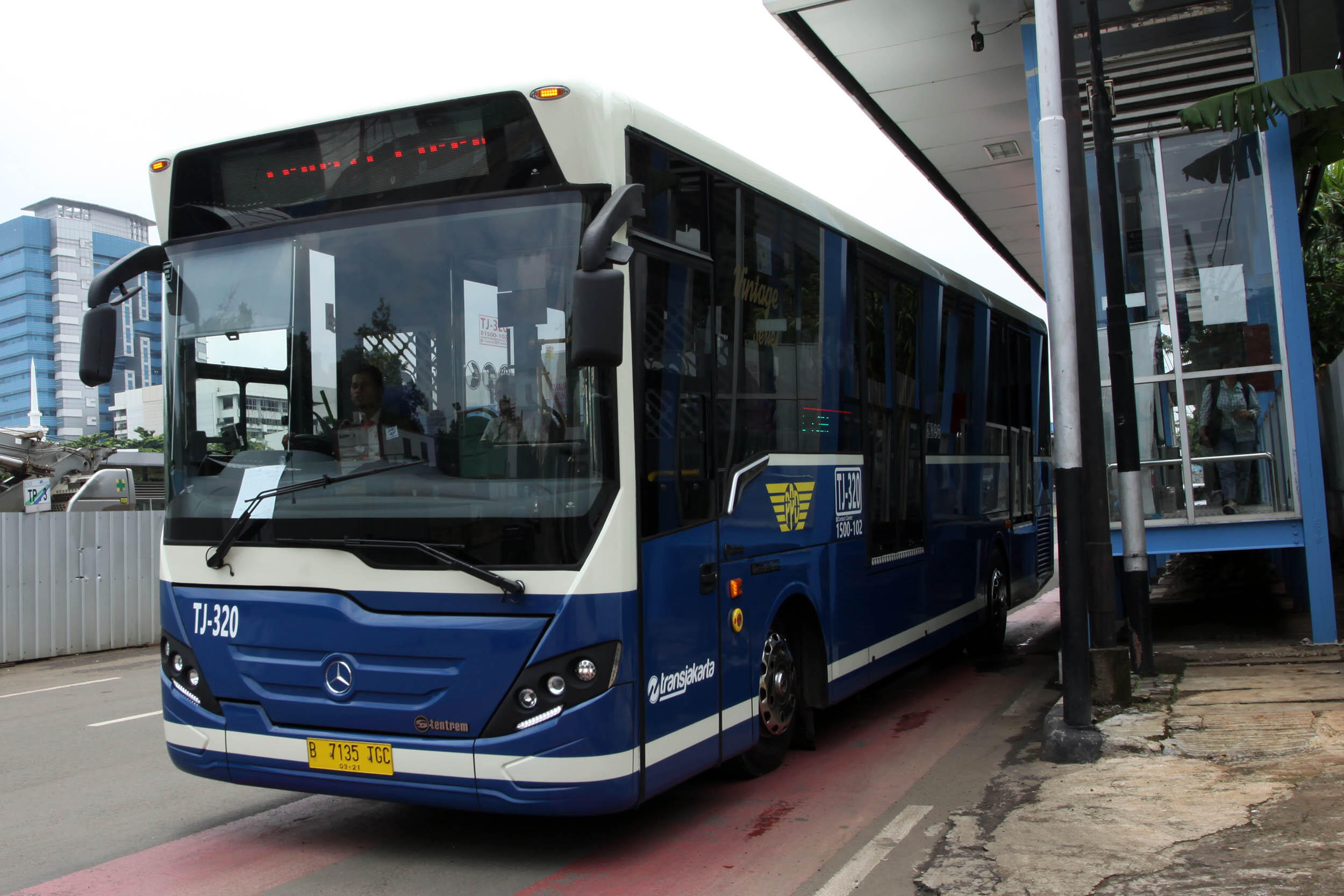 Bus TransJakarta Terguling, 10 Penumpang Terluka