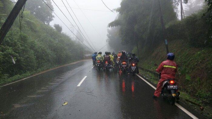 Jalur Puncak II Putus, Warga Bangun Jembatan Darurat