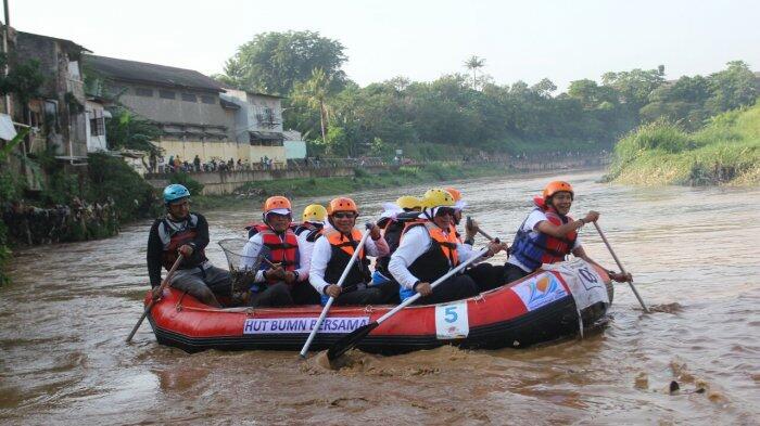 Bantuan Lima Perahu Karet untuk Dukung Aksi Bersih-bersih Kali Ciliwung