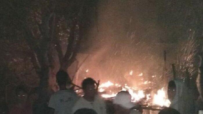 Ratusan Pemuda Utuen Bayi Bakar Sejumlah Gubuk, Ini Alasannya