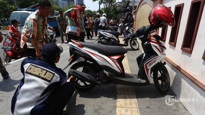 Dishub DKI Akan Derek Kendaraan yang Parkir Depan Rumah
