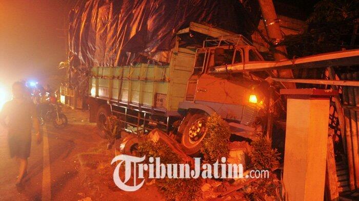 Truk Tabrak 3 Rumah Dikemudikan Sopir Tembak, Tak Punya Sim B
