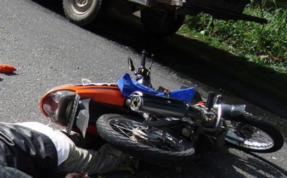Dua Orang Tewas Tertabrak Truk Tronton di Tanjung Morawa