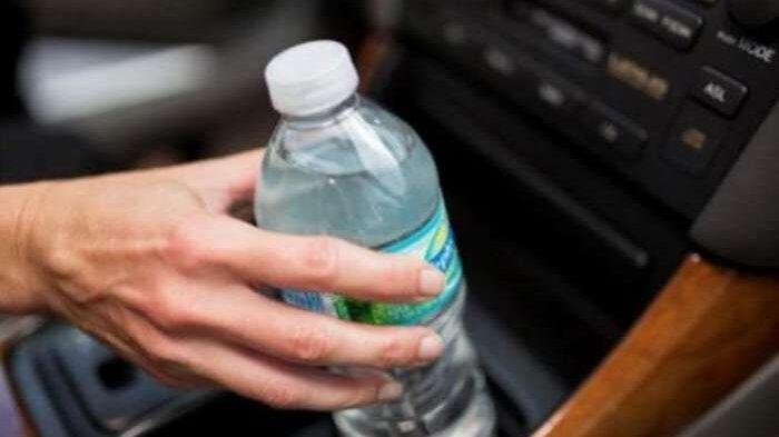Awas, Tinggalkan Botol Air di Dalam Mobil Bisa Picu Kebakaran