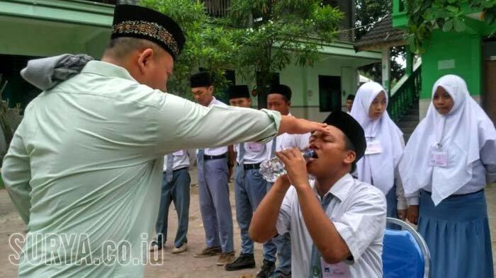 Ada Ritual Minum Air Keteguhan Jelang UNBK SMA di Tuban