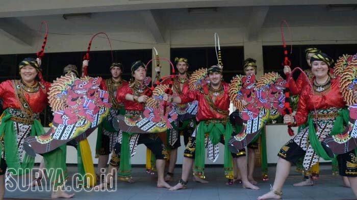 Semangat Mahasiswa Australia Belajar Tari Jaranan di Ubaya