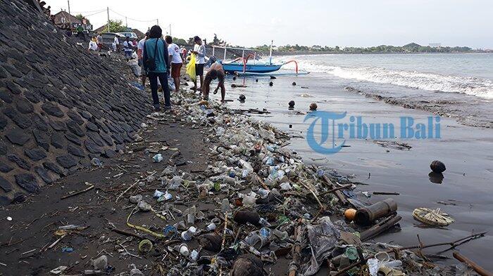 Aksi Bersih-bersih Sampah Kiriman di Pantai Matahari Terbit