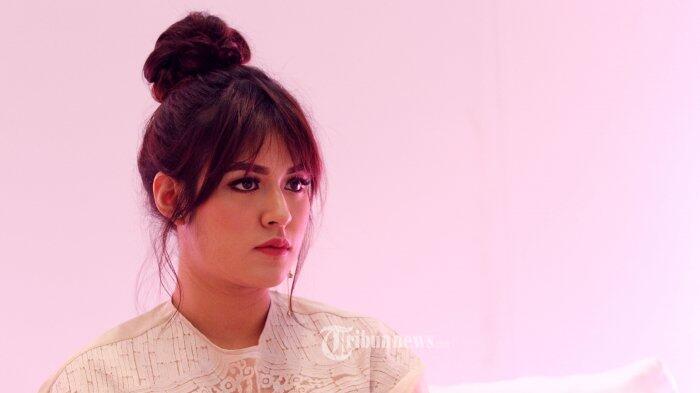 Jleb! Raisa Jawab Komentar Netter yang Menudingnya Takut Berenang di Laut