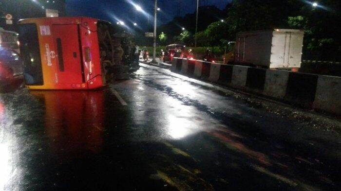 Bus Transjakarta Amari Terguling, 10 Penumpang Luka