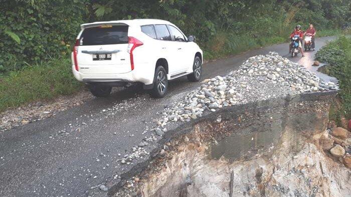 Amblas Sejak Empat Tahun Lalu, Jalan Lintas Provinsi Ini Terancam Putus