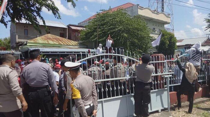 Warga Demo Kantor Panwaslu Parepare Tagih Perkembangan Kasus Dugaan Politik Uang