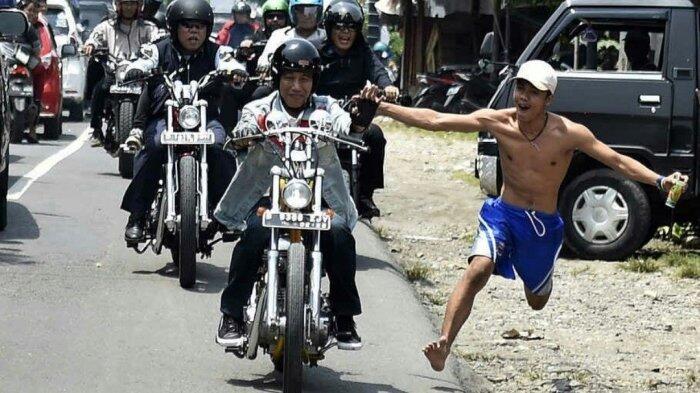 Paspampres Panik! Pria Bertelanjang Dada Nekat Berlari Kejar Jokowi saat Motoran