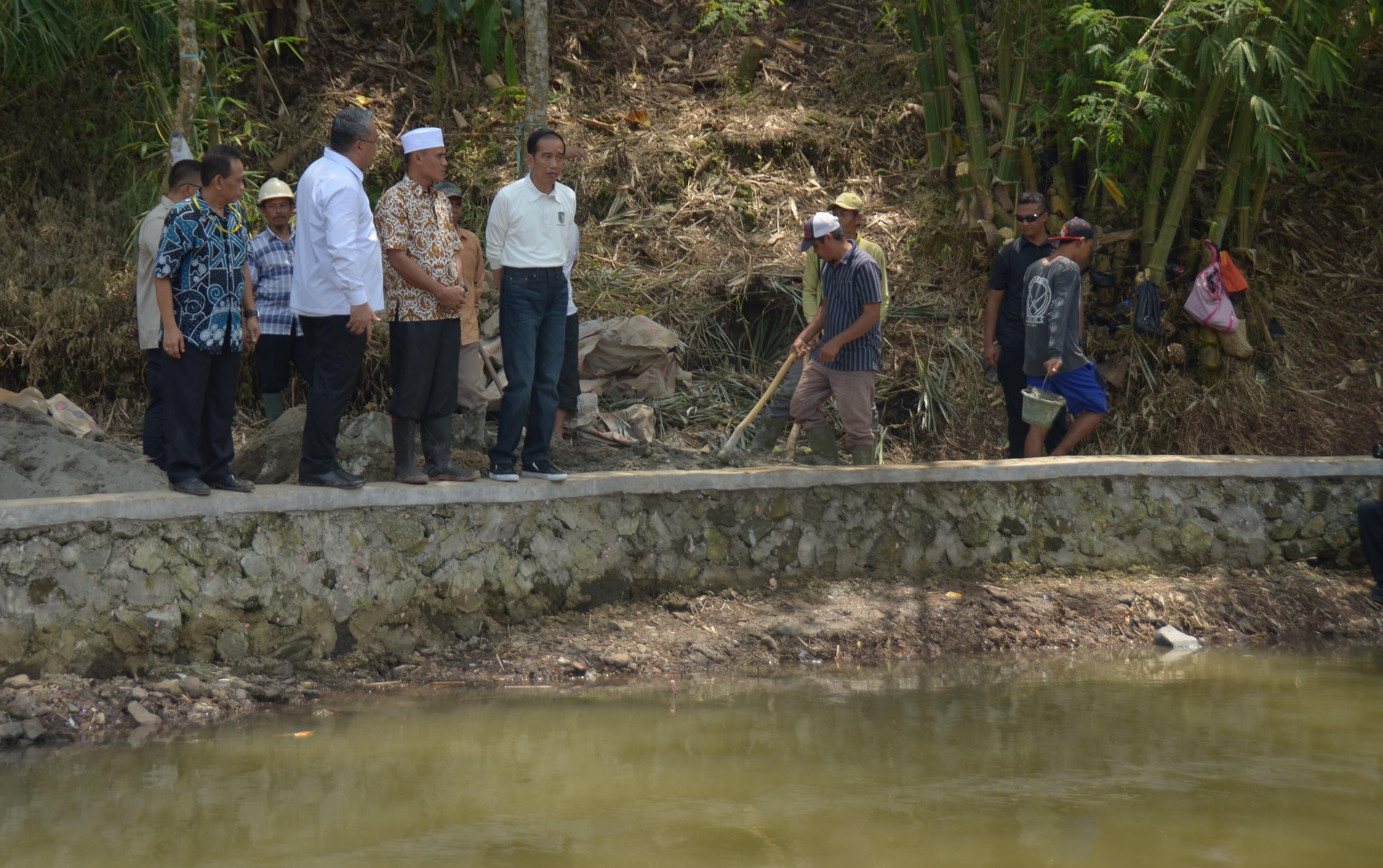 Presiden Tinjau Proyek Padat Karya Pembangunan Embung di Sukabumi