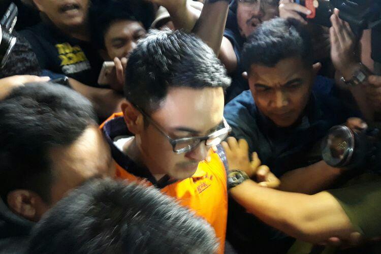 Gubernur Jambi Zumi Zola Ditahan KPK