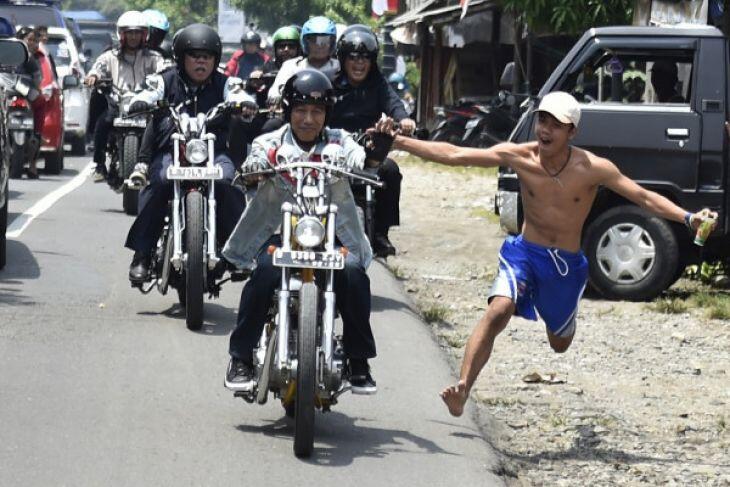 Banyak Aksi dan Kekinian, Ini 12 Foto Jokowi yang Menjadi Viral