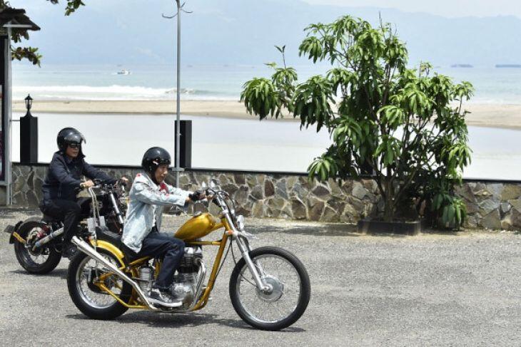 Banyak Aksi dan Kekinian, Ini 12 Foto Jokowi yang Menjadi Viral