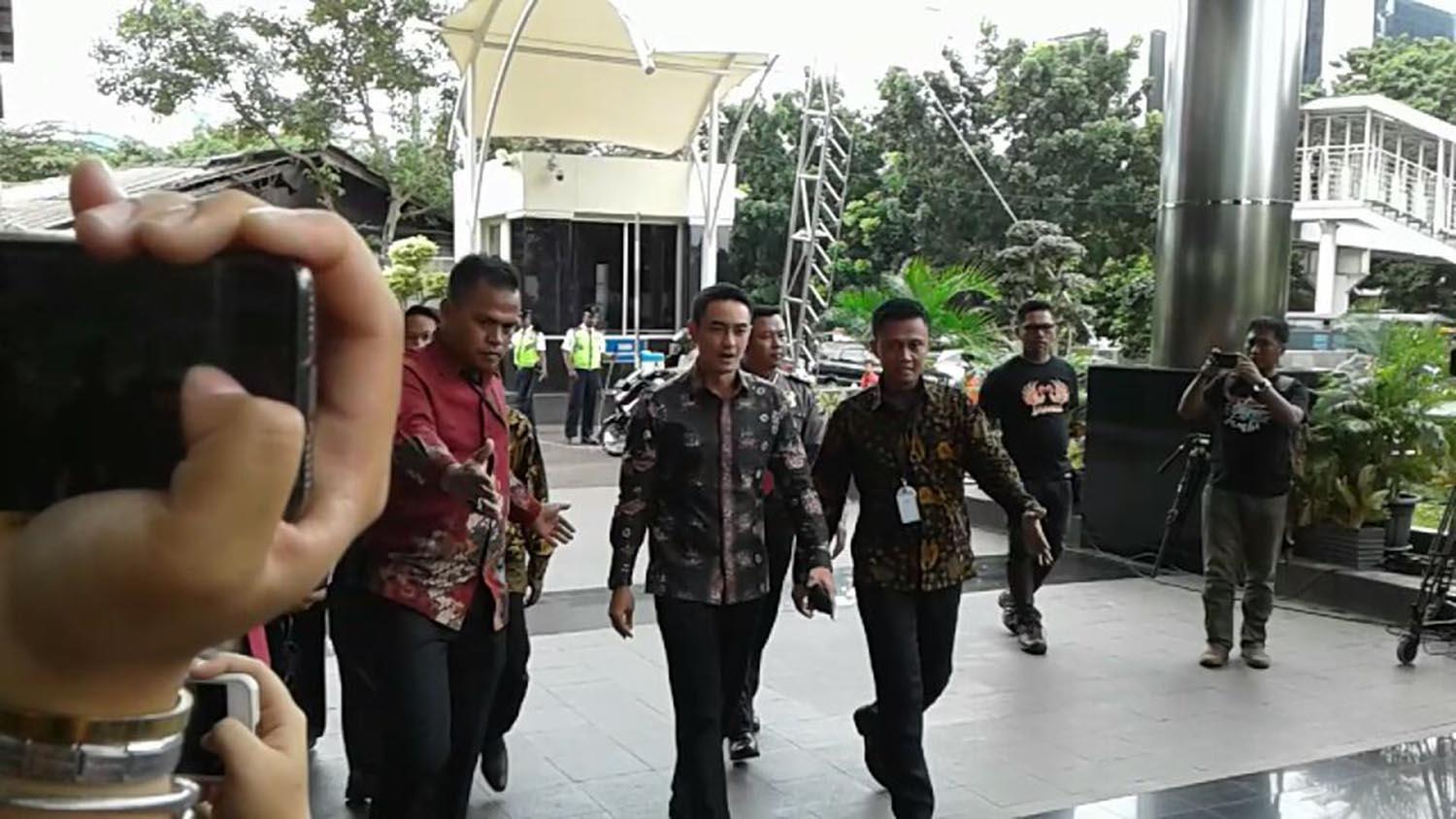 Gubernur Jambi Zumi Zola Ditahan KPK, Diduga Terima Suap Rp 6 Miliar