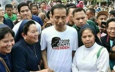 Jokowi Kembali Diserang Hoax, Kali Ini Kenakan Kaus Ganti Presiden