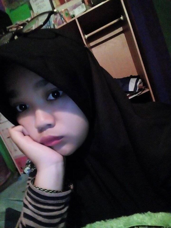 Gadis Abg Cantik asal Sukabumi gantung diri dengan kerudung miliknya karena sakit