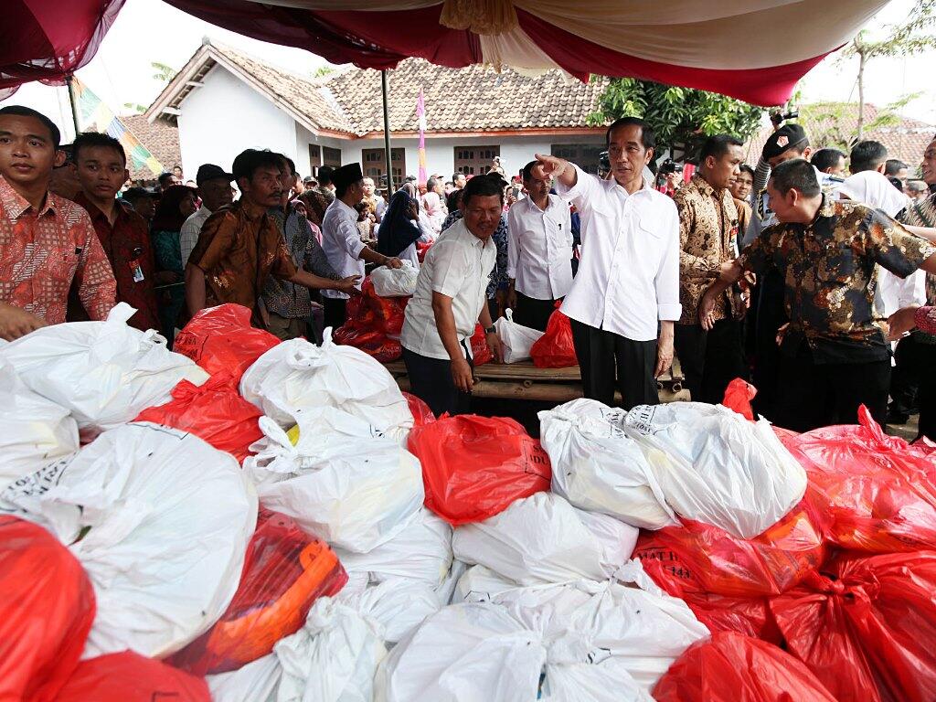 Istana Pastikan tak Ada Uang di Paket Sembako Jokowi