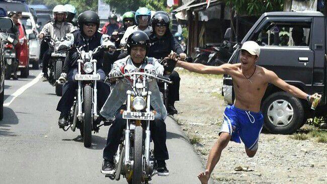 Ini Dia Sosok Pria Nekat Bertelanjang Dada yang Colek Jokowi saat Touring