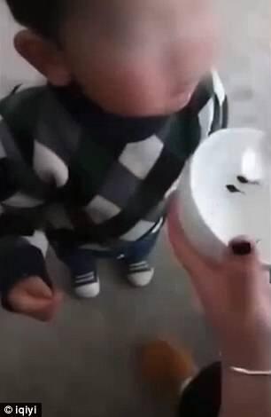 Ibu Beri Makan Anak Kecebong Hidup Dikecam Netizen...BRUTAL !