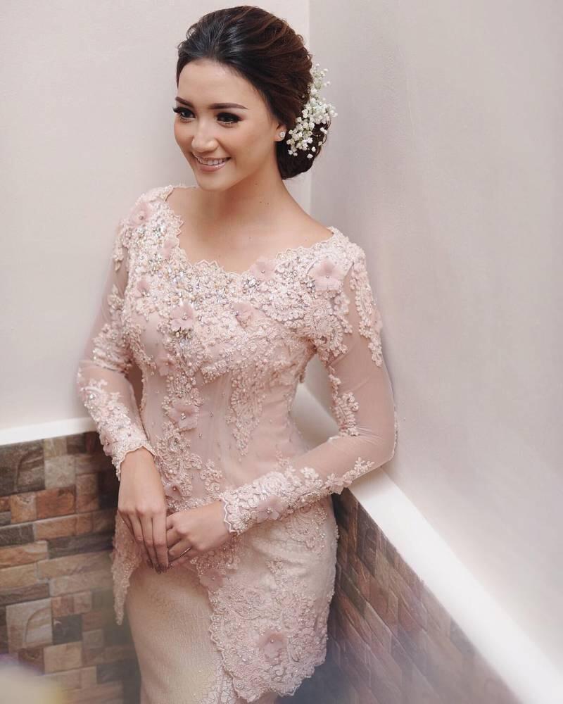 Wahai Para Calon Istri, 10 Inspirasi Kebaya Ini Bisa Ditiru Buat Lamaranmu Nanti!