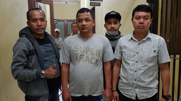 Dituntut Hukuman Mati Karena Bunuh Istri, Hamdani Hanya Tertunduk