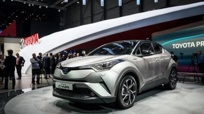 Beda Warna, Harga Toyota C-HR Juga Beda