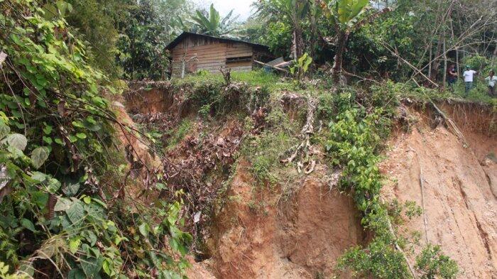 Tanah Sering Longsor, Kini Rumah Midon Berada di Bibir Jurang