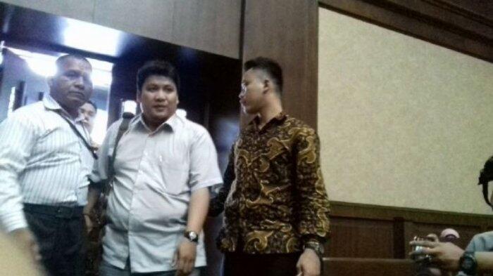 Hakim Kasus Setnov: Mobil Anda Menabrak Tiang Listrik atau Lampu Penerangan Jalan?