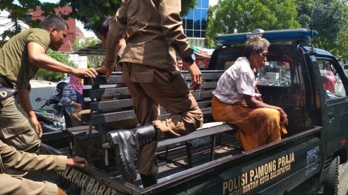Perilakunya Meresahkan Warga, Satpol PP Gelandang Pria Lansia Ini