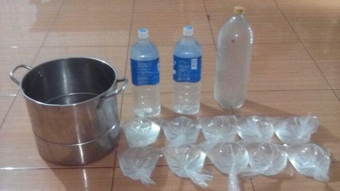 Ibu Paruh Baya Ini Simpan Arak Putih di WC Rumahnya