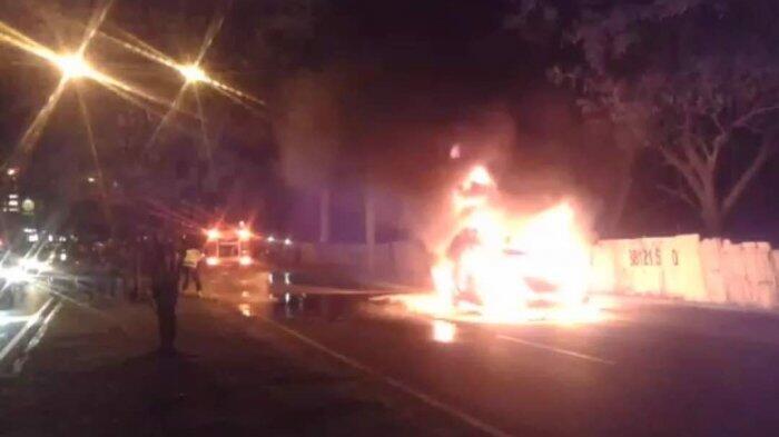 Mobil Tiba-tiba Terbakar di Jalan, Bocah 5 Tahun Tewas